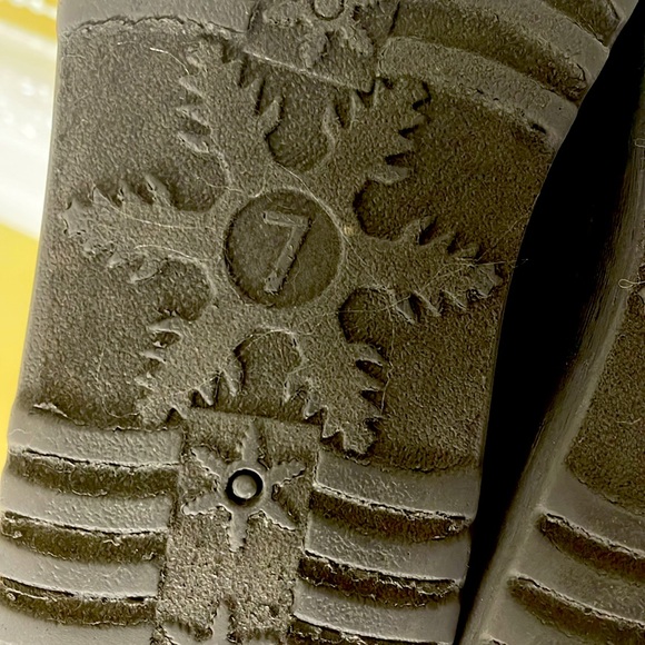 Like New Black Suede & Faux Fur White Mountain Boots - Picture 10 of 13